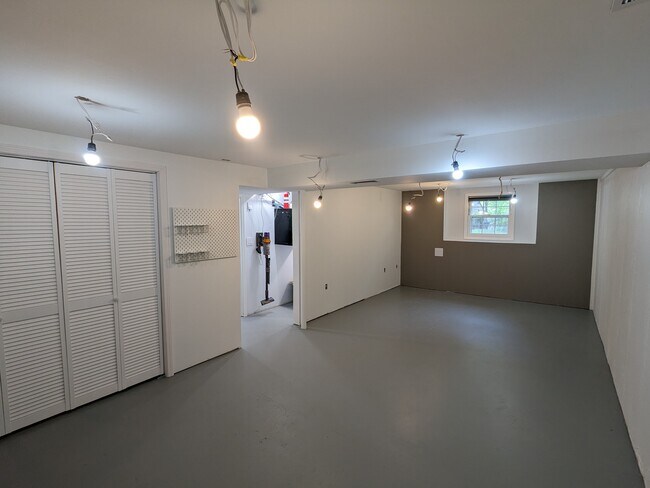 Building Photo - 2560 SW Belle Ave