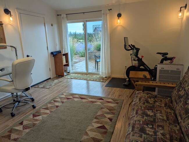Building Photo - Furnished home between Tumalo & Sisters