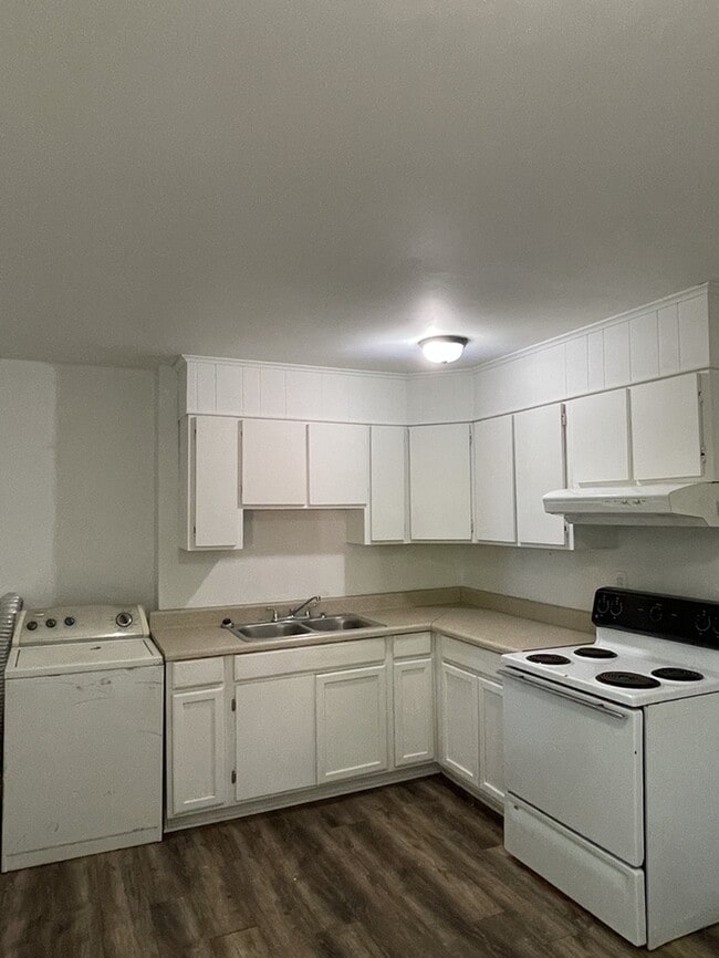 Building Photo - 3 Bedroom 1 Bathroom