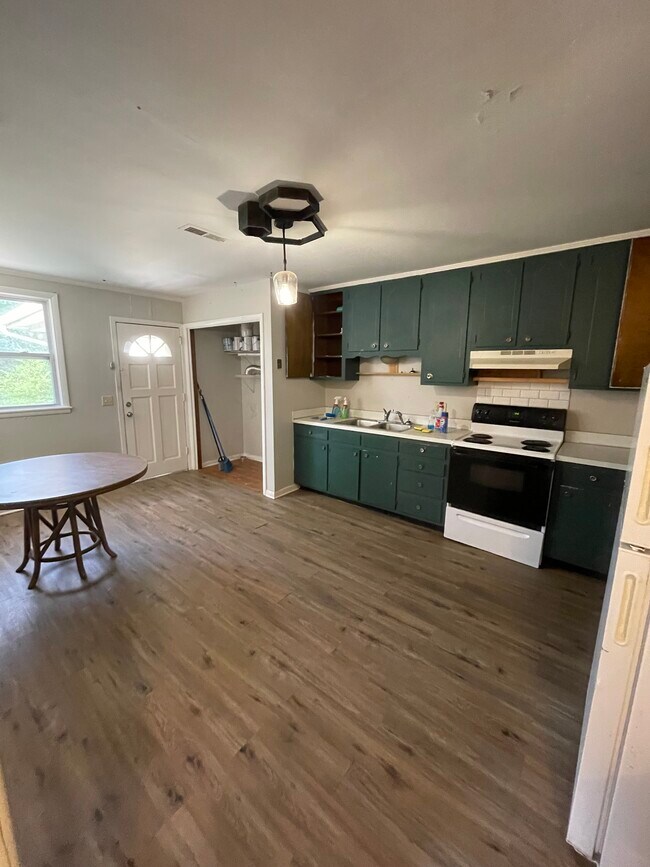 Building Photo - 637 Huntington Ridge Dr