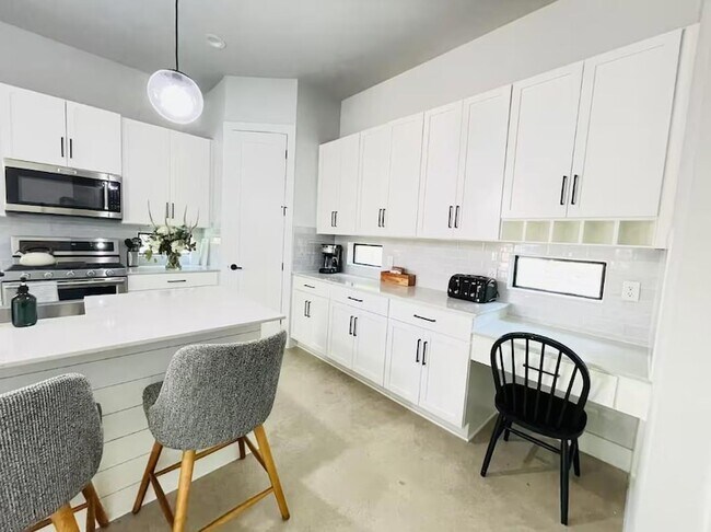 Building Photo - 2009 Canterbury St