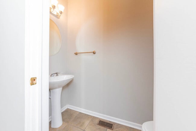 Building Photo - 2331 N Lister Ave