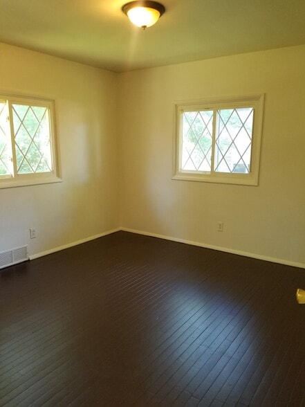 Building Photo - 3030 Green Acres Dr