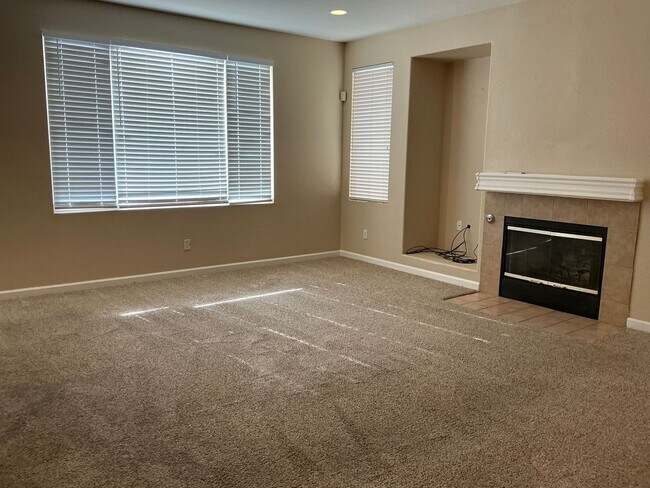 Building Photo - Four bedroom beauty