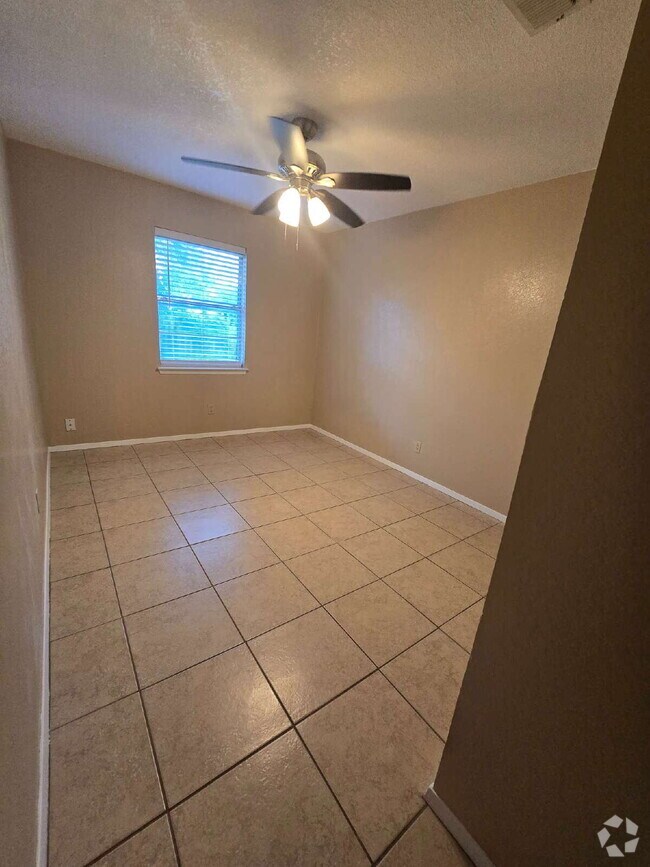 Building Photo - "Charming 3-Bed, 2-Bath Duplex Retreat in ...