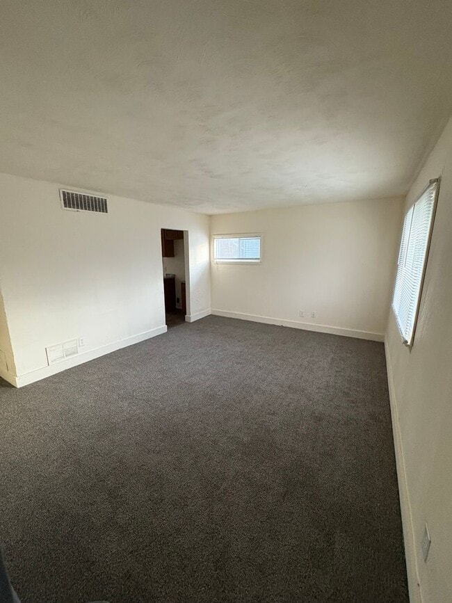 Building Photo - Spacious 4 Bedroom, 1 Bathroom Single Family Home