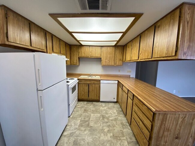 Building Photo - Craigmont Villas- 1 Bedroom Condo!!