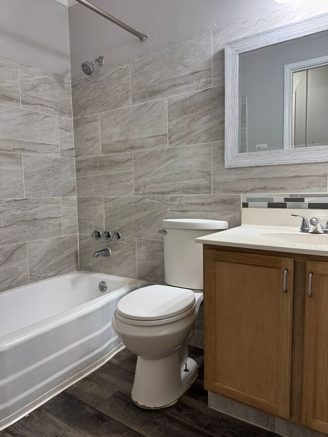 Building Photo - 245 Northview Dr