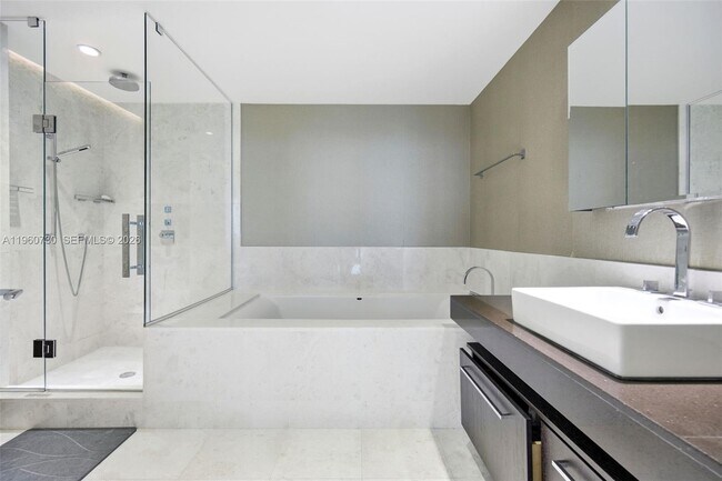 Building Photo - 17121 Collins Ave