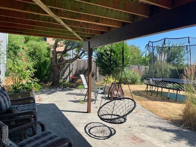 Building Photo - Spacious 4 Bedroom Magnolia Home Available June 12th