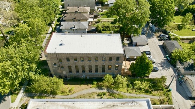 Building Photo - 117 S Lombard Ave