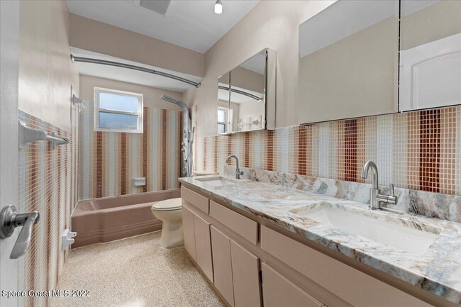 Building Photo - 215 Marion St