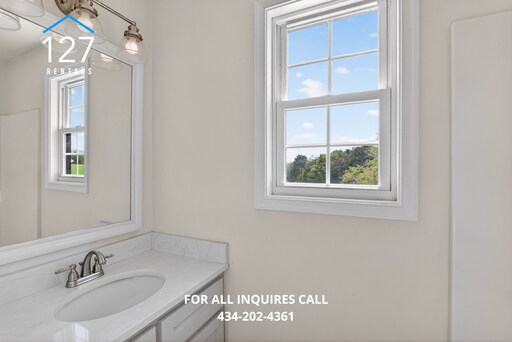 Building Photo - Beautiful 3 bedroom 2.5 bath!