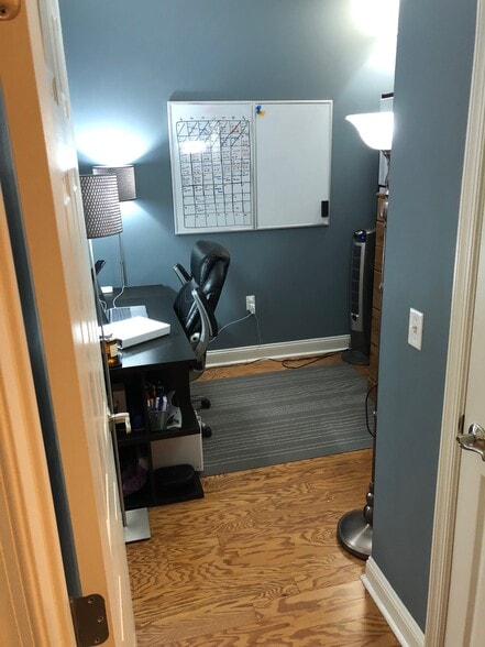 Building Photo - 300 W Elm St