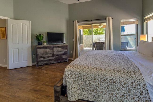 Building Photo - 2730 E Terrace Ave