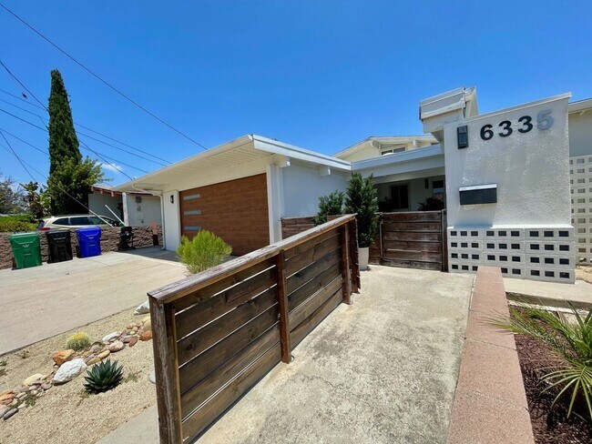 Building Photo - Gorgeous Mid century Modern home in San Carlos