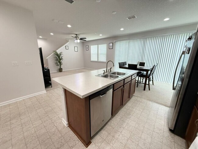 Building Photo - Beautiful home available for rent in the d...