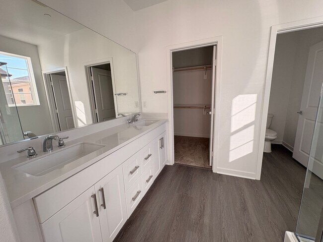 Building Photo - 3 Bed, 2.5 Bath townhome in Ontario!