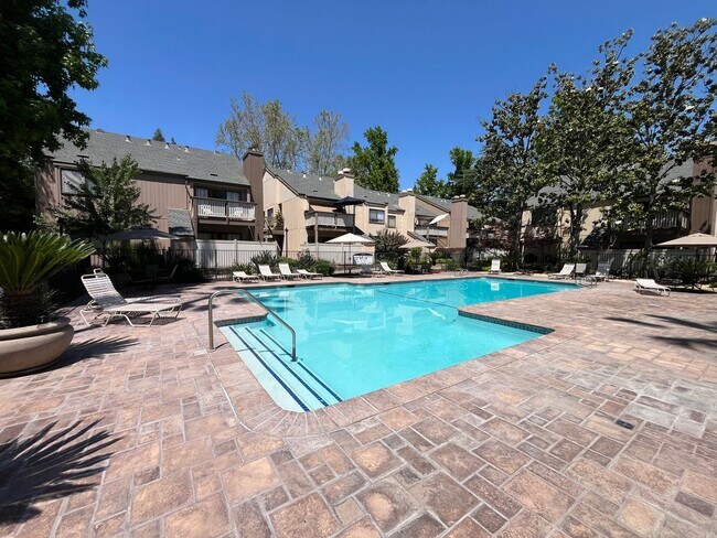 Building Photo - Cozy 1bed 1 bath with in-unit Washer and D...