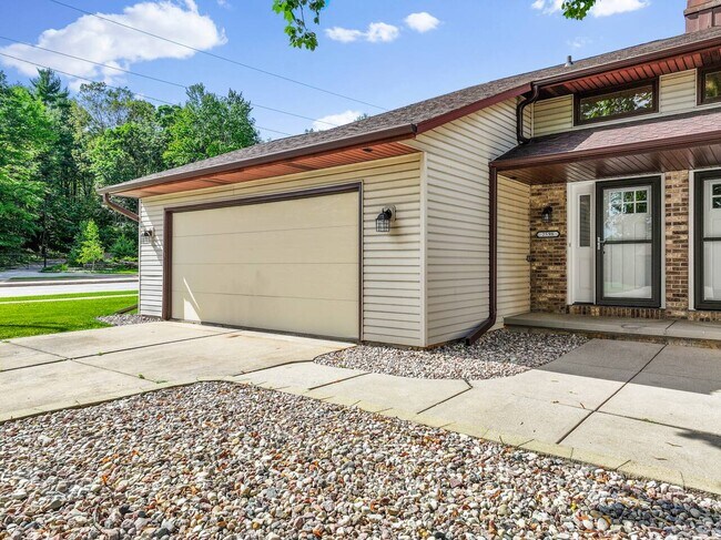 Building Photo - 2598 Parkwood Dr