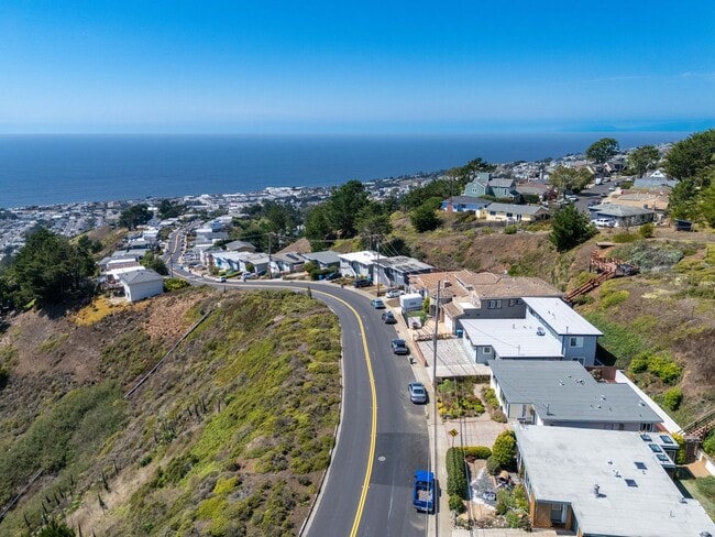 Building Photo - Pacific Ocean and Hillside Views