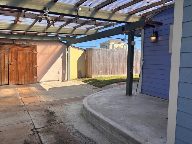 Building Photo - 1310 Harris Way