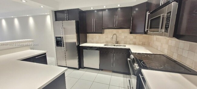 Primary Photo - 18051 Biscayne Blvd