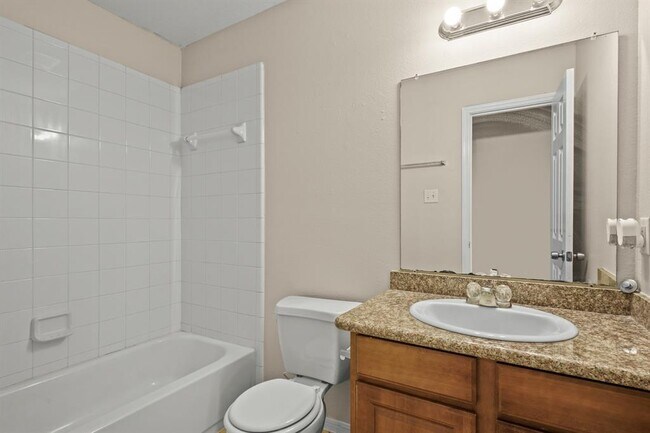 Building Photo - 420 Woodlake Dr