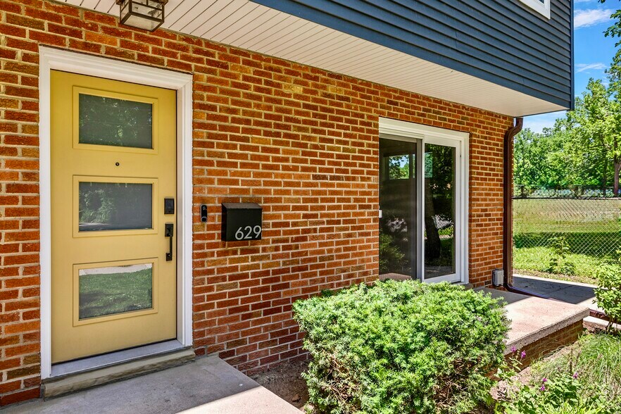 Building Photo - 629 Brooks St