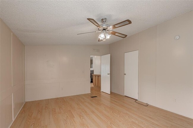 Building Photo - 1323 Avenue E