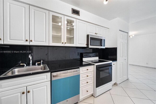 Building Photo - 6770 Indian Creek Dr