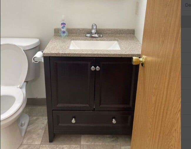 Building Photo - Upper Two Bedroom One Bath