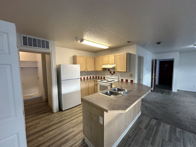 Building Photo - 112 Davis Ave