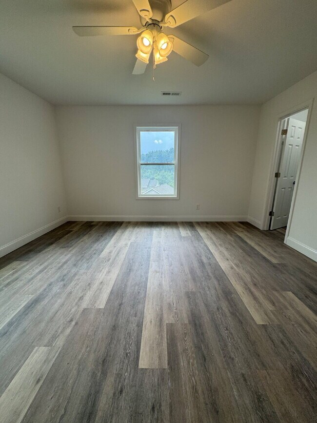 Building Photo - "Charming 3-Bedroom Retreat with 2 Full Ba...