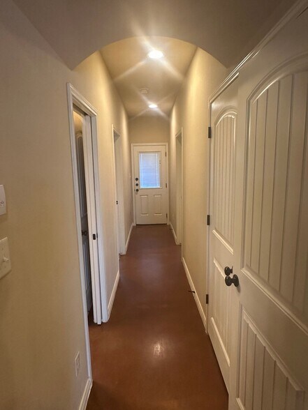 Building Photo - 406 Baby Bear Dr