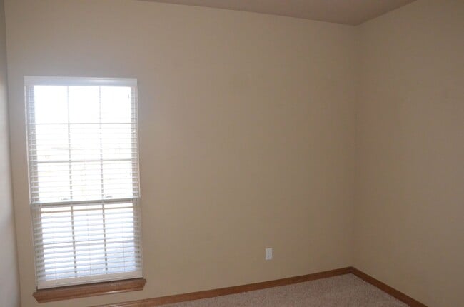 Building Photo - 4 Bed Close to OU