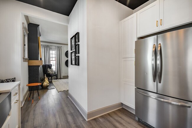 Building Photo - Beautifully Updated 1/1 w/ Bonus Room in M...