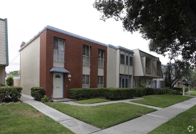 Building Photo - 1784-1794 W Greenleaf Ave