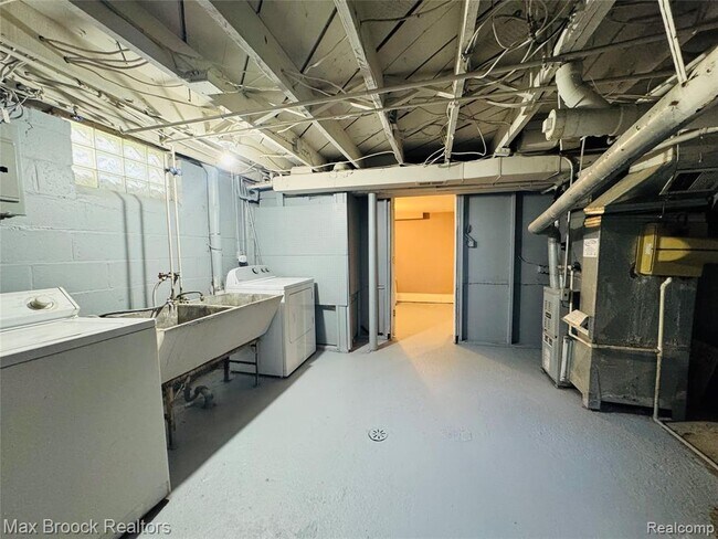 Building Photo - 510 Stratford Rd