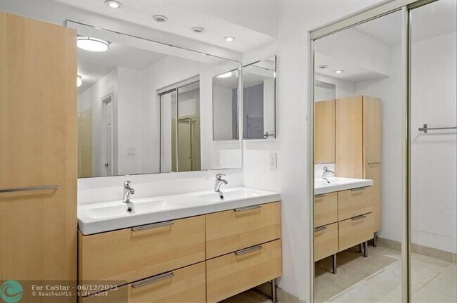 Building Photo - 611 Royal Palm Way