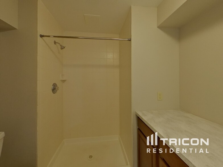 Building Photo - 9508 Waterbury Dr