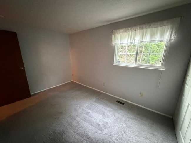 Building Photo - Beautiful Townhouse for Rent