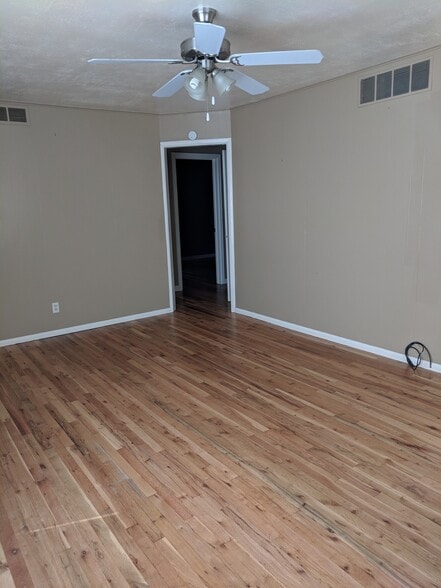 Building Photo - 206 W Linden St