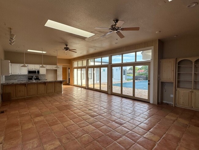 Building Photo - Pool & Hot Tub on the Golf Course Too! Mes...