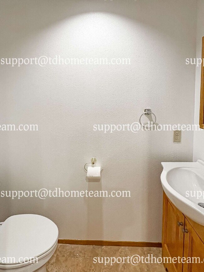 Building Photo - "Charming 3-Bed Retreat with Spacious Inte...