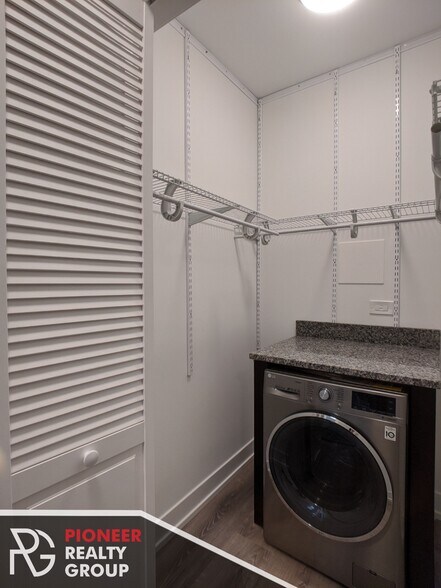 Building Photo - 437 W Belden