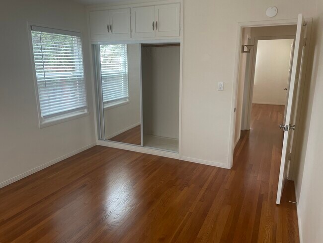 Building Photo - 4735 Lomitas Dr