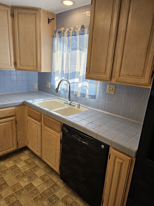 Building Photo - 707 Lima St