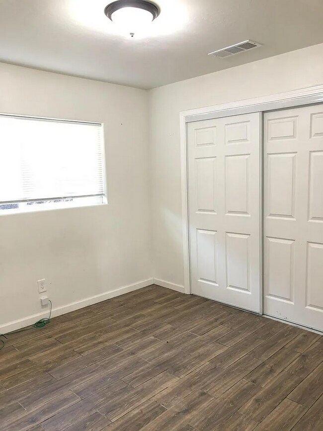 Building Photo - 308 Oswell St