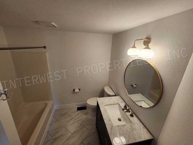 Building Photo - 4+ Bedroom Tigard Home With a Beautiful Vi...